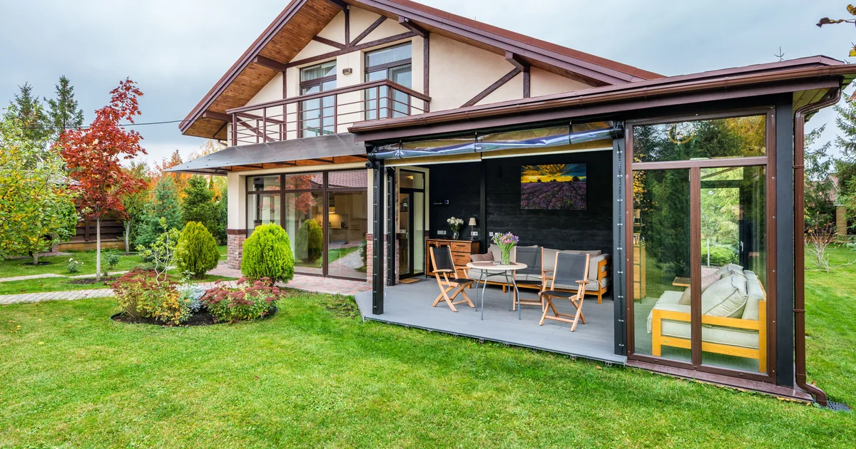 Jardin familial structuré avec terrasse, pelouse et massifs plantés